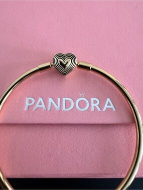 Pandora, radiant heart clasp bangle
